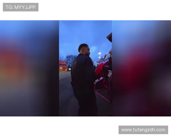 库尼亚赛后签名忙儿子替父分担 库尼亚赛后签名忙儿子替父分担